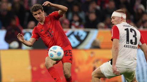 Rasmus Kristensen von Eintracht Frankfurt im Duell mit Thomas Müller