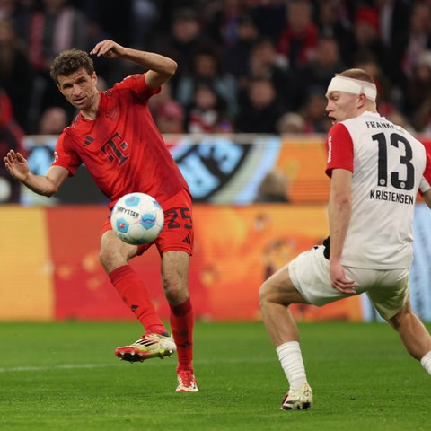 Rasmus Kristensen von Eintracht Frankfurt im Duell mit Thomas Müller