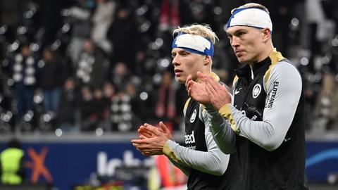 Hojlund un Kristensen von Eintracht Frankfurt tragen Turban