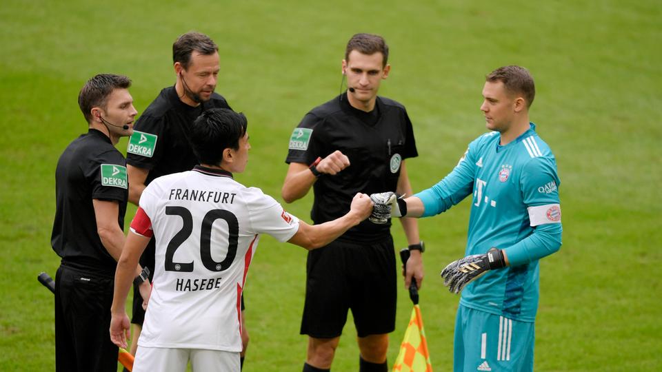 Makoto Hasebe bei der Platzwahl mit Manuel Neuer