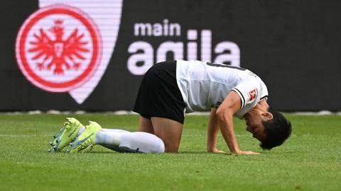 Makoto Hasebe auf den Knien