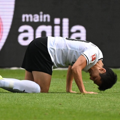 Makoto Hasebe auf den Knien