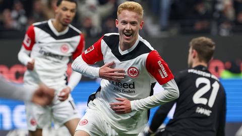 Hugo Larsson von Eintracht Frankfurt bejubelt einen Treffer gegen Kiel