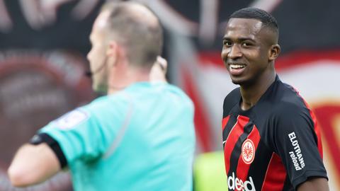 Willian Pacho von Eintracht Frankfurt lacht