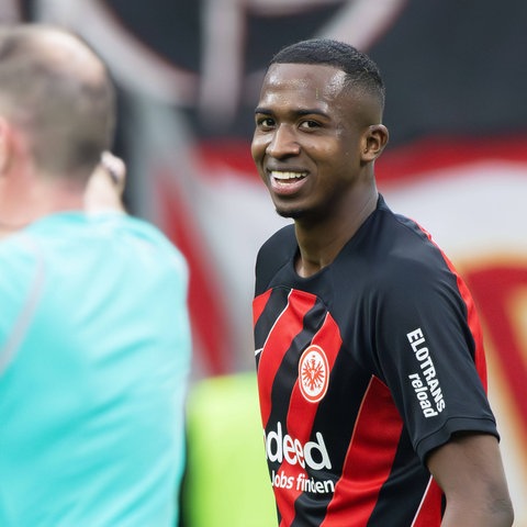 Willian Pacho von Eintracht Frankfurt lacht