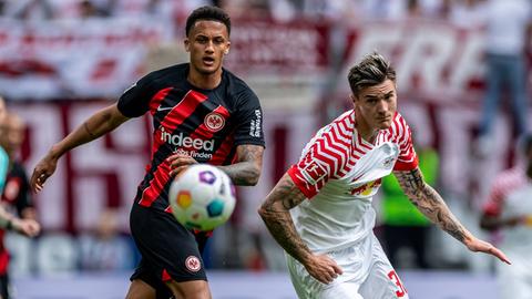 Tuta von Eintracht Frankfurt im Duell mit Leipzigs Sesko