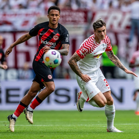 Tuta von Eintracht Frankfurt im Duell mit Leipzigs Sesko