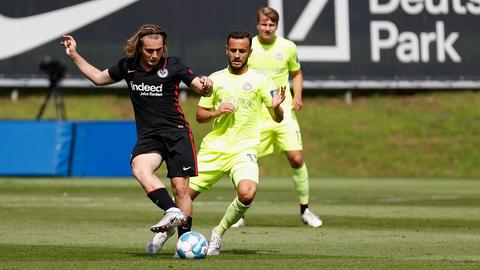 Ali Akman am Ball gegen den SV Wehen Wiesbaden.