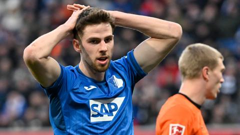 Anton Stach von der TSG Hoffenheim im Spiel gegen die Eintracht