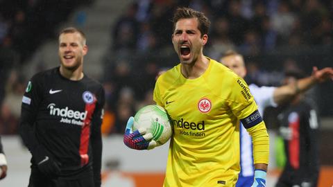 Kevin Trapp von Eintracht Frankfurt ärgert sich über den Schiri