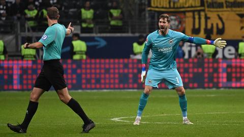 Kevin Trapp beschwert sich bei Schiri Stegemann