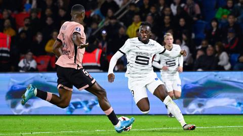 Arnaud Kalimuendo von Stade Rennes (rechts) im Duell mit dem Ex-Frankfurter Willian Pacho (Paris St. Germain).