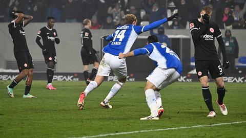 Christoph Klarer jubelt nach seinem 2:2, die Eintracht-Spieler sind bedient