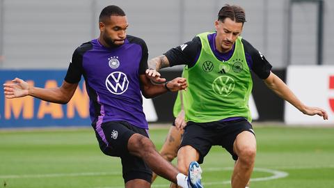 Robin Koch (rechts) im Training gegen Stammspieler Jonathan Tah.