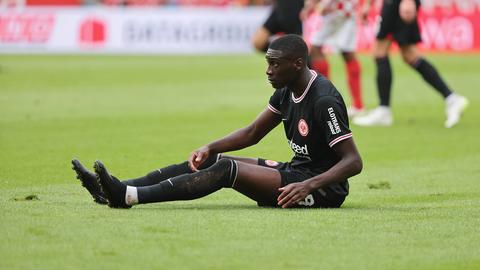 Randal Kolo Muani sitzt in Mainz auf dem Boden