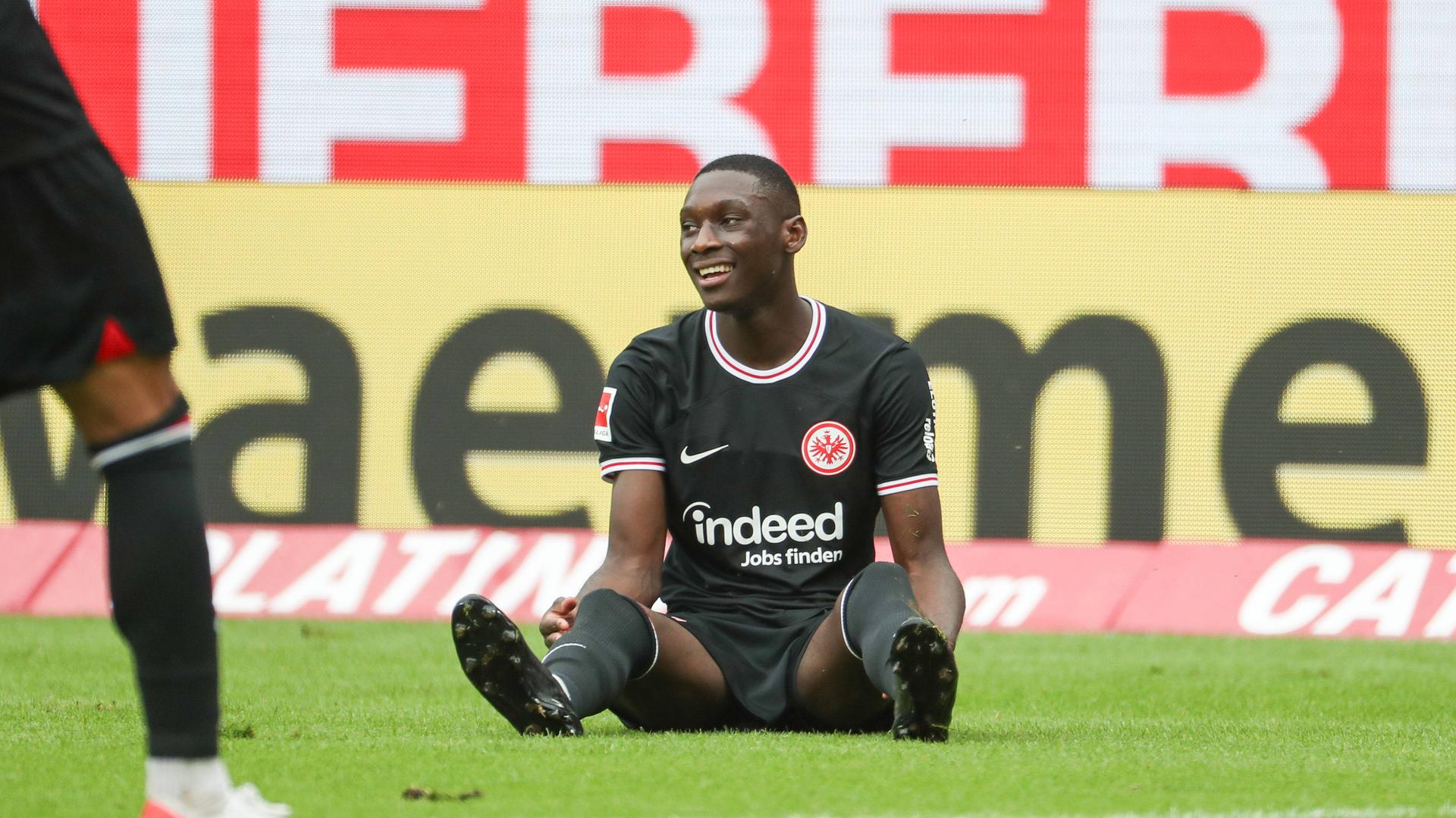 Eintracht Frankfurt faz jogo duro e dificulta a saída de Kolo Muani para o  PSG