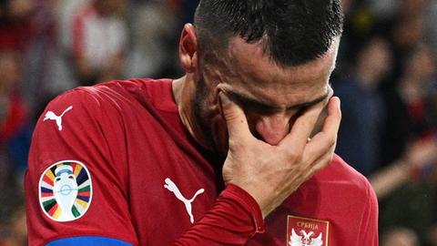 Kostic weint vor Enttäuschung nach seiner Verletzung im EM-Spiel gegen England