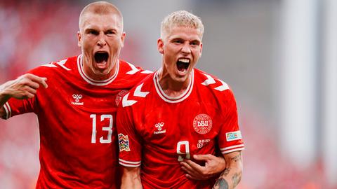 Rasmus Kristensen feiert den Treffer zum 1:0 gegen Serbien mit Torschütze Albert Grönbaek.