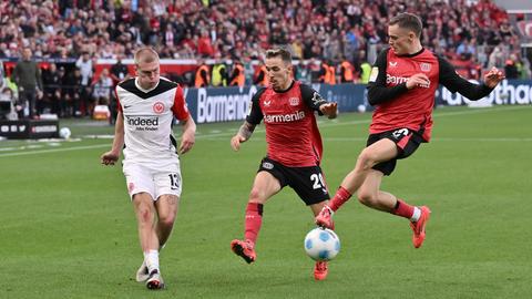 Rasmus Kristensen im Duell mit Alejandro Grimaldo und Florian Wirtz. 