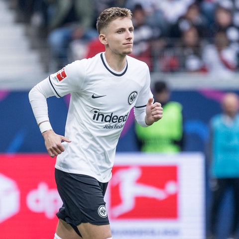 Jesper Lindström im weissen Trikot von Eintracht Frankfurt.