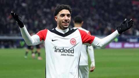 Omar Marmoush feiert seinen Treffer zum 2:1 gegen Freiburg.