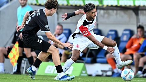 Bester Eintracht-Spieler im Test beim FSV Frankfurt: Omar Marmoush (rechts).