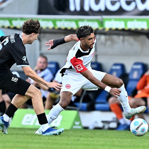 Bester Eintracht-Spieler im Test beim FSV Frankfurt: Omar Marmoush (rechts).