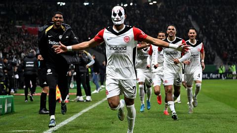 Omar Marmoush bejubelt sein Tor für die Eintracht mit Maske vor dem Gesicht