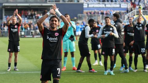 Omar Marmoush bedankt sich bei den Frankfurter Fans - und sie bei ihm.