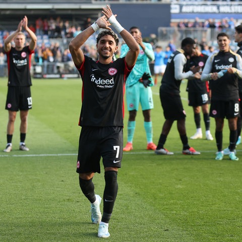 Omar Marmoush dankt den Frankfurter Fans – und sie danken ihm.