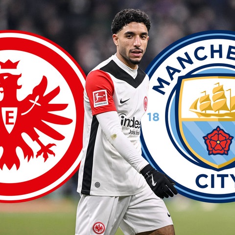 Omar Marmoush zwischen den Wappen von Eintracht Frankfurt und Manchester City