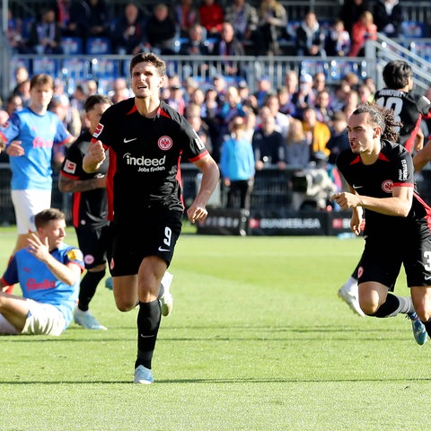 Igor Matanovic feiert sein erstes Bundesliga-Tor.