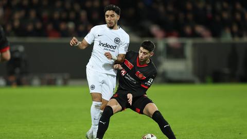 Frankfurts Omar Marmoush im Zweikampf mit Emiliano Martinez vom FC Midtjylland