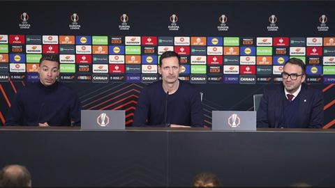 Eintracht-Trainer Dino Toppmöller und Stürmer Hugo Ekitiké auf der Pressekonferenz