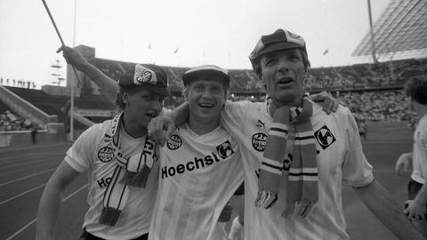 Frankfurter Spieler feiern nach dem Pokal-Sieg 1988