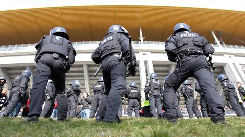 Polizisten vor dem Frankfurter Stadion