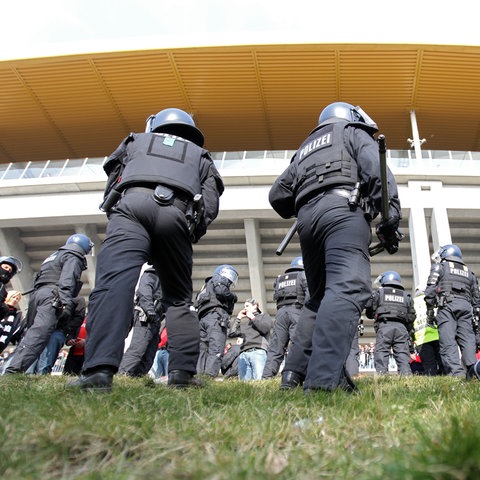 Polizisten vor dem Frankfurter Stadion