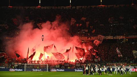 Eintracht-Fans entzünden bei den Spielen regelmäßig Pyro-Fakeln