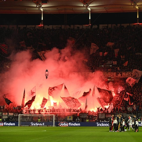 Eintracht-Fans entzünden bei den Spielen regelmäßig Pyro-Fakeln