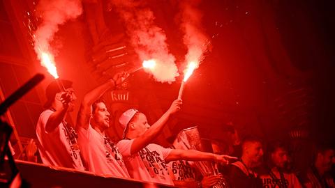 Europapokalsieg-Feier auf Römer-Balkon: Bengalos schwenkende  Eintracht-Frankfurt-Profis gehen straffrei aus