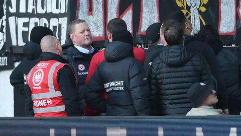 Eintracht-Vorstand Philipp Reschke versuchte, in Bochum auf die Eintracht-Fans einzuwirken.