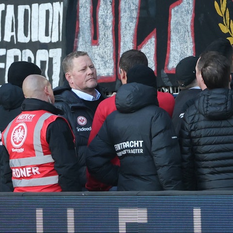 Eintracht-Vorstand Philipp Reschke versuchte, in Bochum auf die Eintracht-Fans einzuwirken.