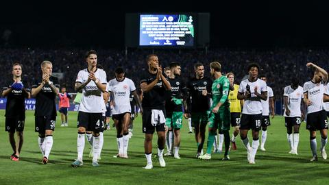 Die Eintracht-Spieler applaudieren nach dem 1:1 in Sofia den mitgereisten Fans.