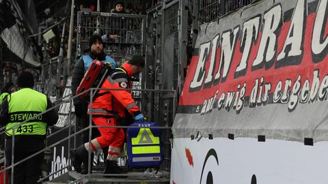 Sanitäter beim Einsatz im Eintracht-Block