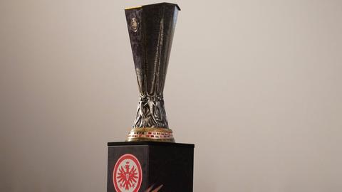 Die Europa-League-Trophäe auf einem Sockel