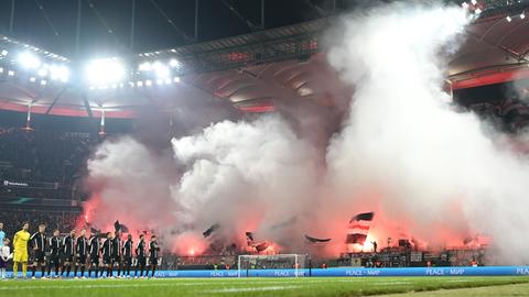 Eintracht Frankfurt Fans zünden Pyrotechnik