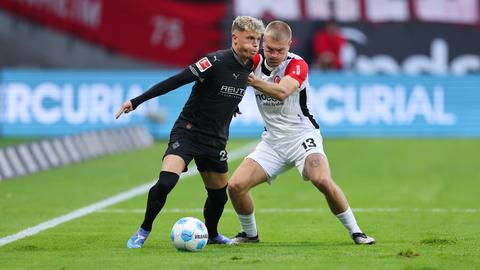 Robin Hack (Gladbach) und Rasmus Kristensen (Eintracht) im Zweikampf