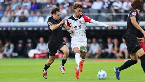 Rocco Reitz (Gladbach) gegen Hugo Ekitiké (Eintracht)