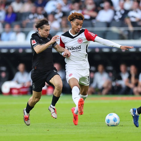 Rocco Reitz (Gladbach) gegen Hugo Ekitiké (Eintracht)