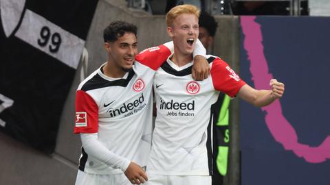 Farès Chaibi und Hugo Larsson jubeln gegen Gladbach.